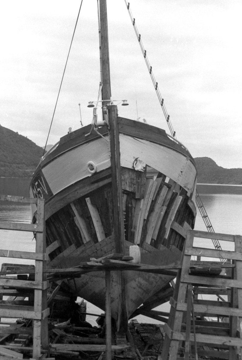 Båten m/b "Heland" på slipp ved Vik båtbyggeri i Austefjord 1992.