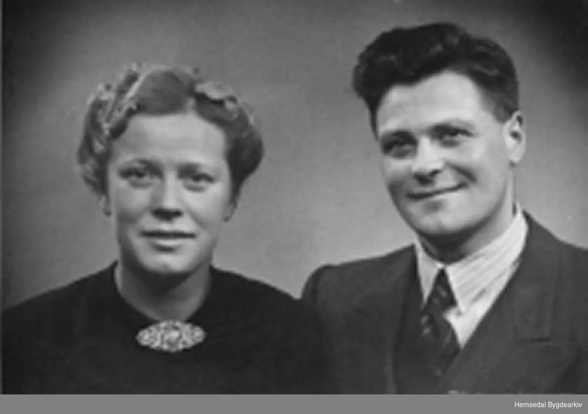 Frida Emilie f. Riberg 1909 og Trond Kirkebøen f. Nygaard 1909.
Dei gifta seg i Oslo i 1941 og biletet er nok teke ced dett høvet.