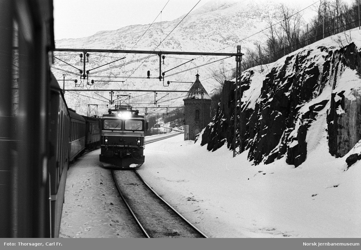Kryssing på Rombak stasjon mellom persontog til Bjørnfjell og elektrisk lokomotiv El 15 2194