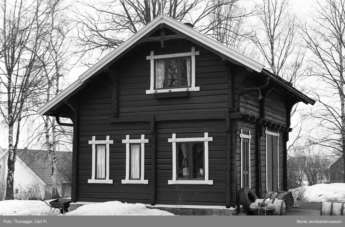 Godshuset på Skreia stasjon på Skreiabanen, stasjonsskilt