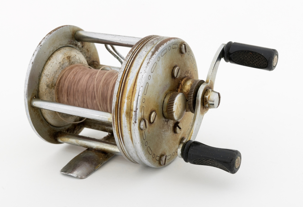 Fiskesnelle, multiplikatorsenelle, brukt på stang. Snella er en ABU Record No 1800. Snella har sveiv i blankt metall med svarte sveivknapper i bakelitt. Snellehusets sidedeksler er utført i blankt metall, med tverrgående metallstag. Det sitter igjen grått snøre, nylonsene, på spolen. Ut fra informasjon fra giver/bruker er ikke snella komplett, det er brukt noen deler av den, f. eks. mangler to sporskruer i ene sideplaten.  

Fra boka "Sportsfiskeleksikon" (2005) kan en bl. a. lese om multiplikatorsneller: "Multiplkatorsnella er bygd rundt selve spolen med et snellehus som beskytter drev og bremser. Snellehuset er tradisjonelt bygd med sidedeksler  og tverrgående stag, men mindre sneller har gjerne helstøpte snellehus. Foran spolen løper snøreføreren på evighetsskruen, mens sveiv og juseringsskruer er montert på sidedekslene. Frikoplingsknappen kan enten sitte på sidedeksel eller som en tommeltangent bak spolen."