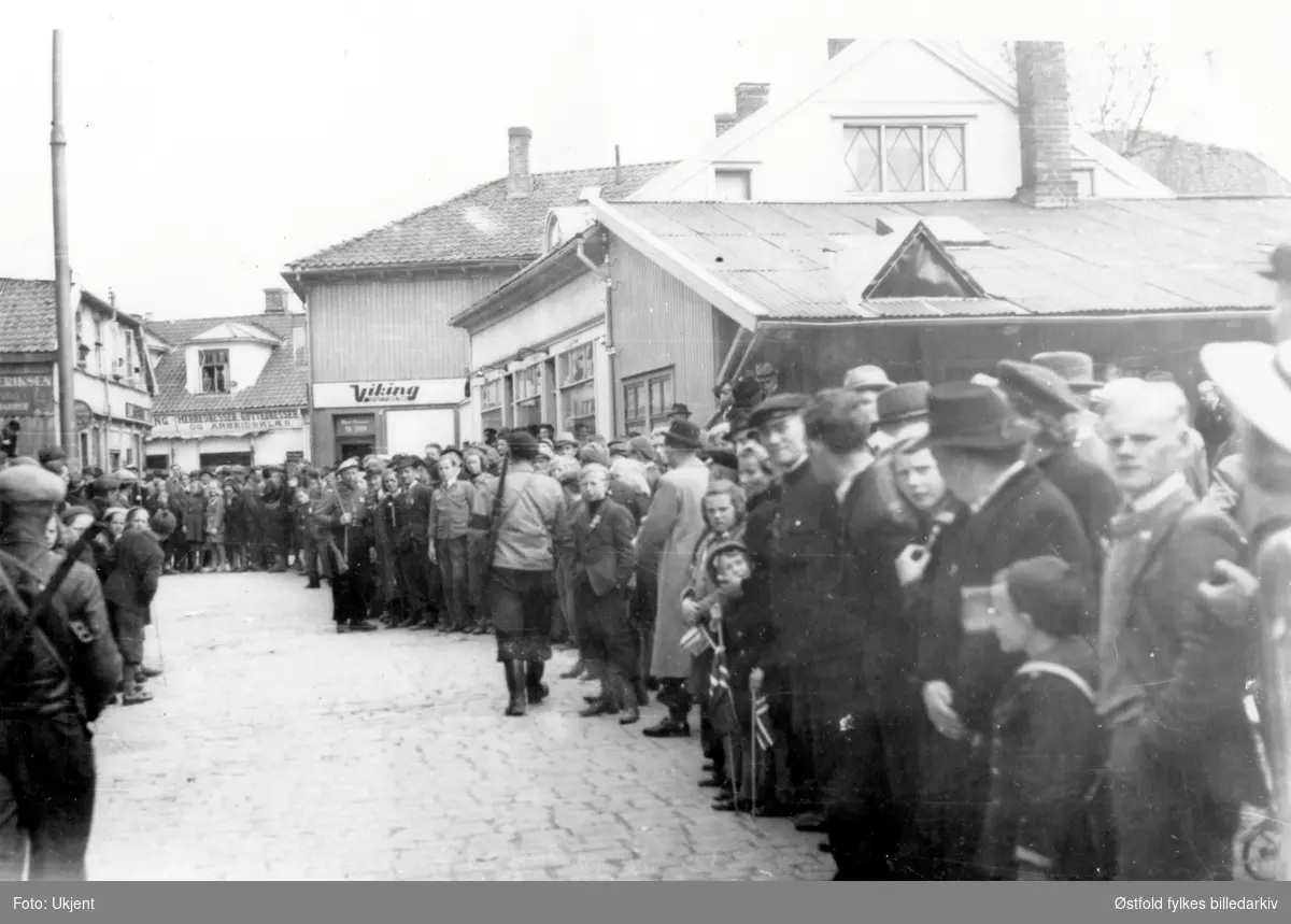 8. mai 1945.  Folkemengden venter på arresterte tyskertøser og NS medlemmer.
