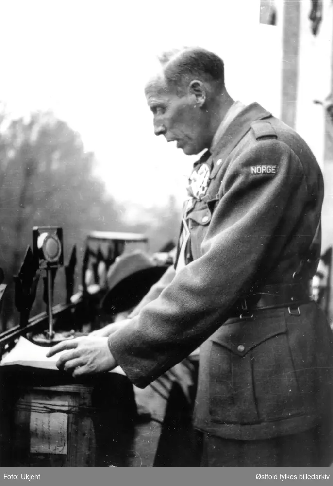 Rektor Hans Nerdrum, sjef for Sivorg, siviladministrasjonen i Østfold, taler 17.5. 1945 fra balkongen på Lykkeberg.