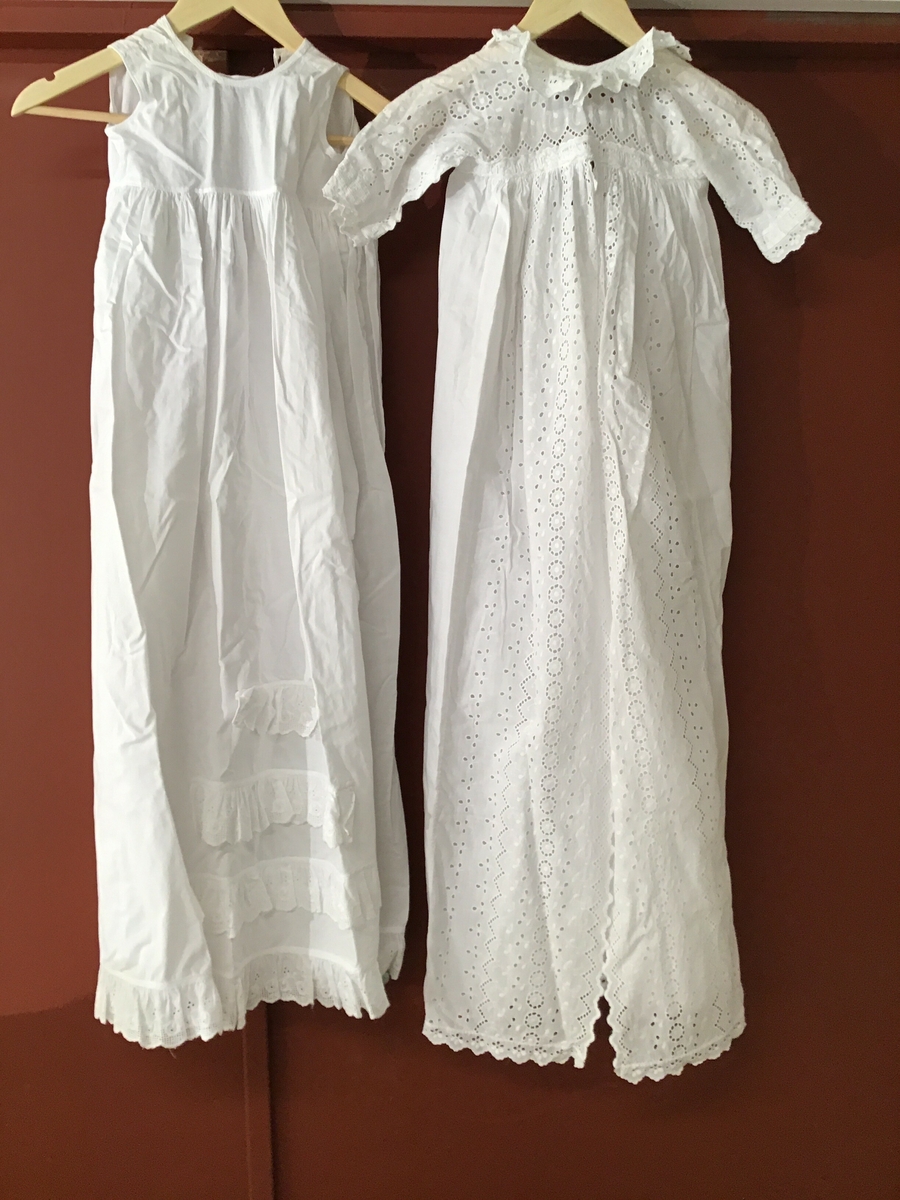 Kjole, sydd av bomullslerret og engelsk blonde. Består av to deler ein underkjole og ein ytterdel.