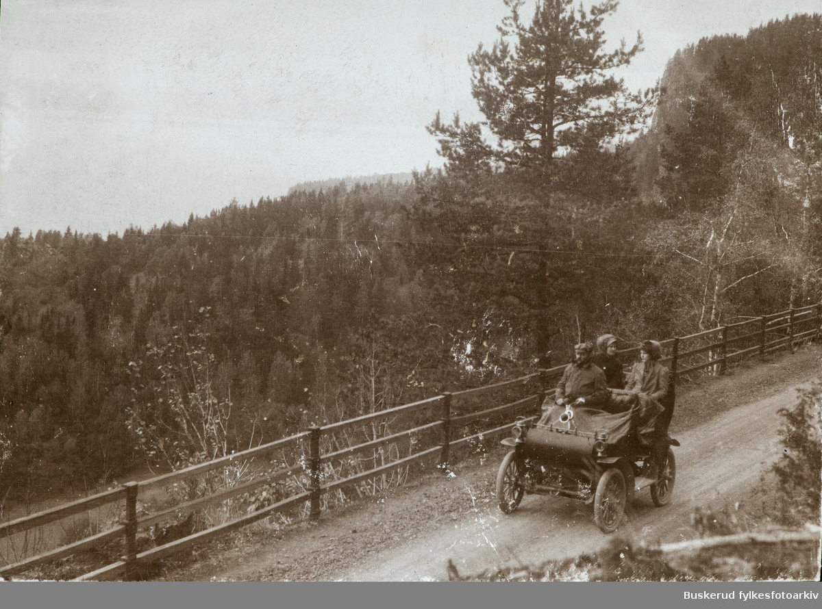 På biltur opp mot Skaret og Sollihøgda. Bilen er antagelig en Oldsmobile Curved Dash 1901-1907
