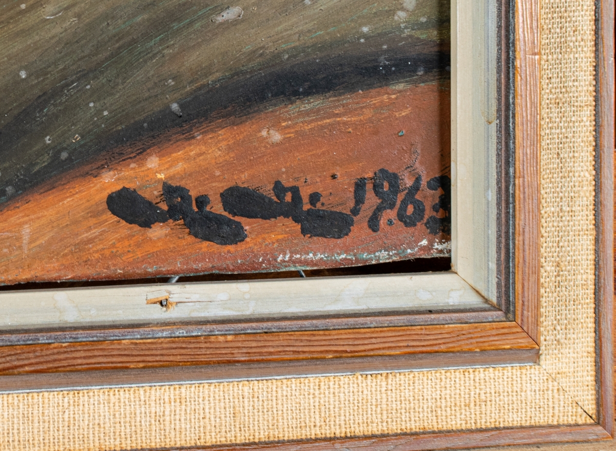 Fiskargubbe med skägg och pipa i munnen och keps avbildad i vänsterprofil med hav och en fyr i bakgrunden. Ett traditionellt motiv som bygger på den tyske marinmålaren Harry Haerendels välkända målning från ca 1920 "Der alte Seebär" (Den gamle sjöbjörnen).