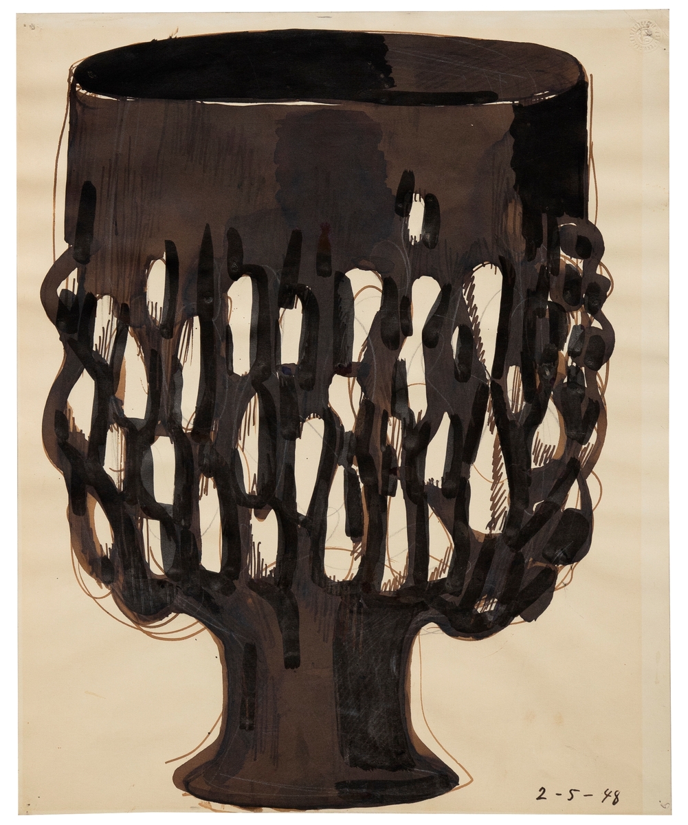 1) På forsiden er det et utkast til en keramisk vase. På baksiden er det et billedmotiv med hjortedyr. 

2) To utkast til samme type keramisk vase ved siden av hverandre. 

3) Utkast til en keramisk vase.

4) Utkast til en keramisk vase. 

5) Utkast til en keramisk vase.