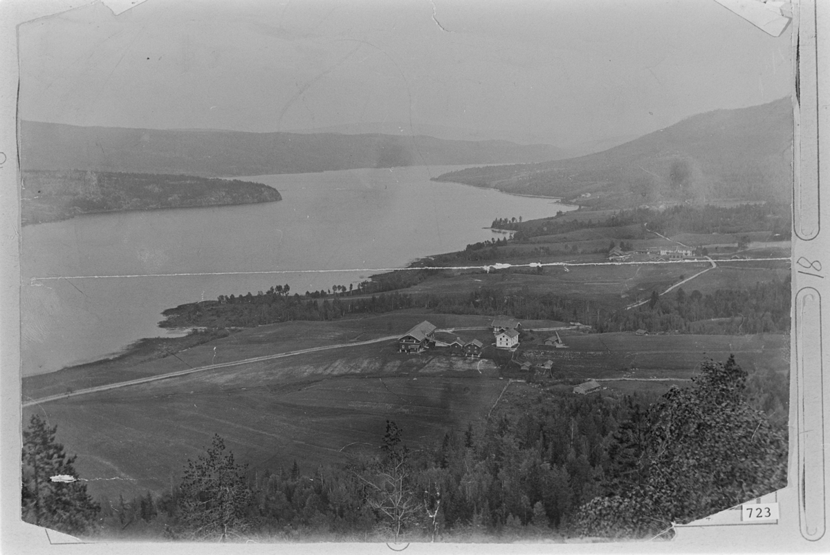 Utsikt fra Strandåsen, med danseplassen midt på bildet og Båneberga i bakgrunnen til venstre. I forgrunnen Nordre Strand, i bakgrunnen Søndre Strand. Uten år, antagelig rundt 1900.