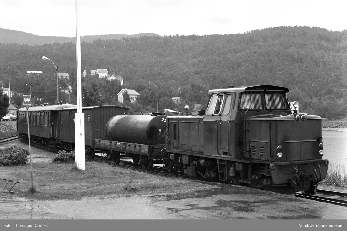 Sulitjelmabanens diesellokomotiv ODIN med blandet tog på Finneid stasjon