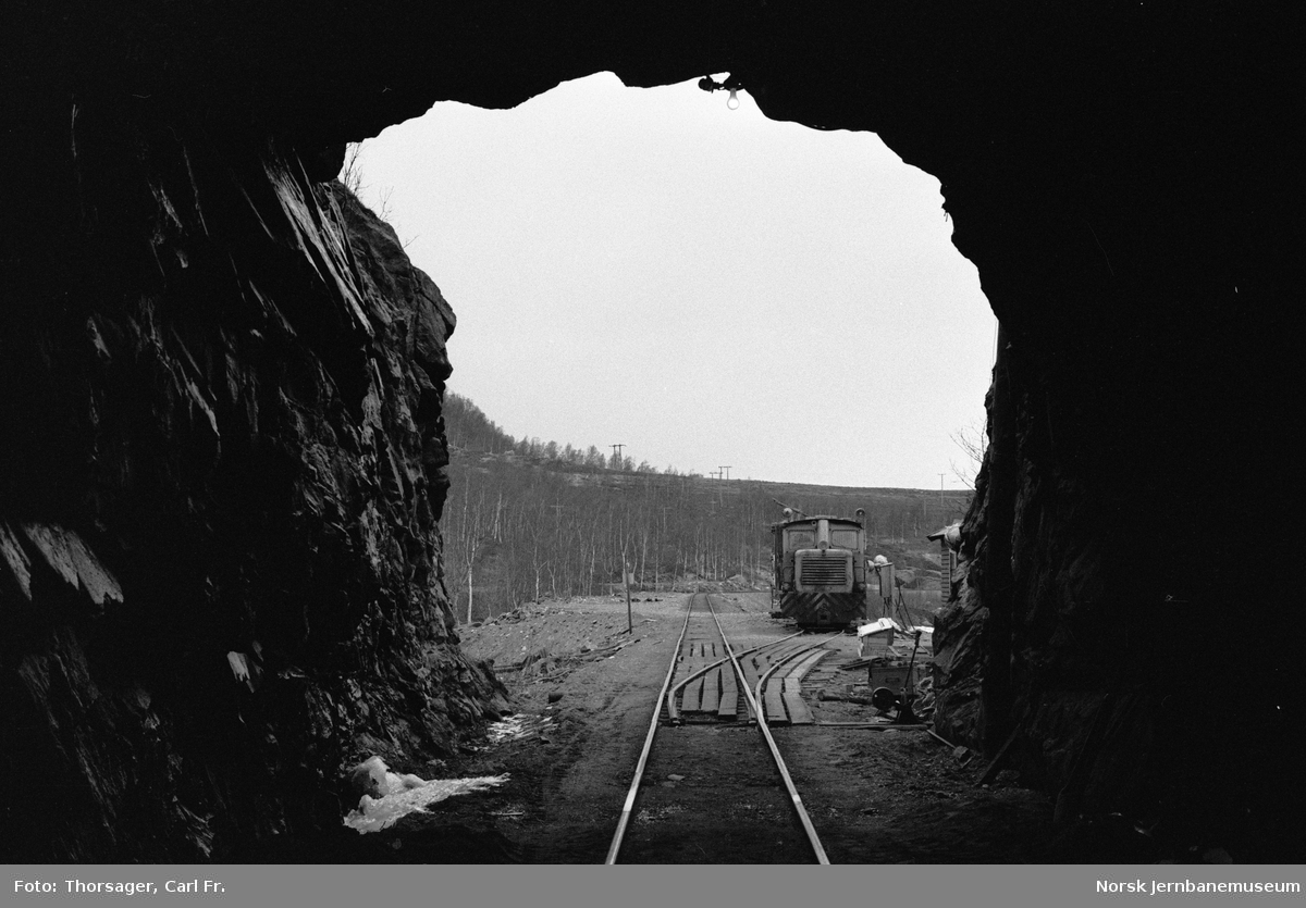 I vestre ende av Grønlifjell tunnel. Sidesporet utenfor tunnelen ble anlagt i 1971 i forbindelse omlegging til veg