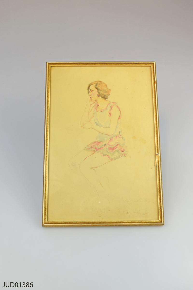 Akvarellteckning i ram av sittande kvinna i färgglad, kort dräkt.