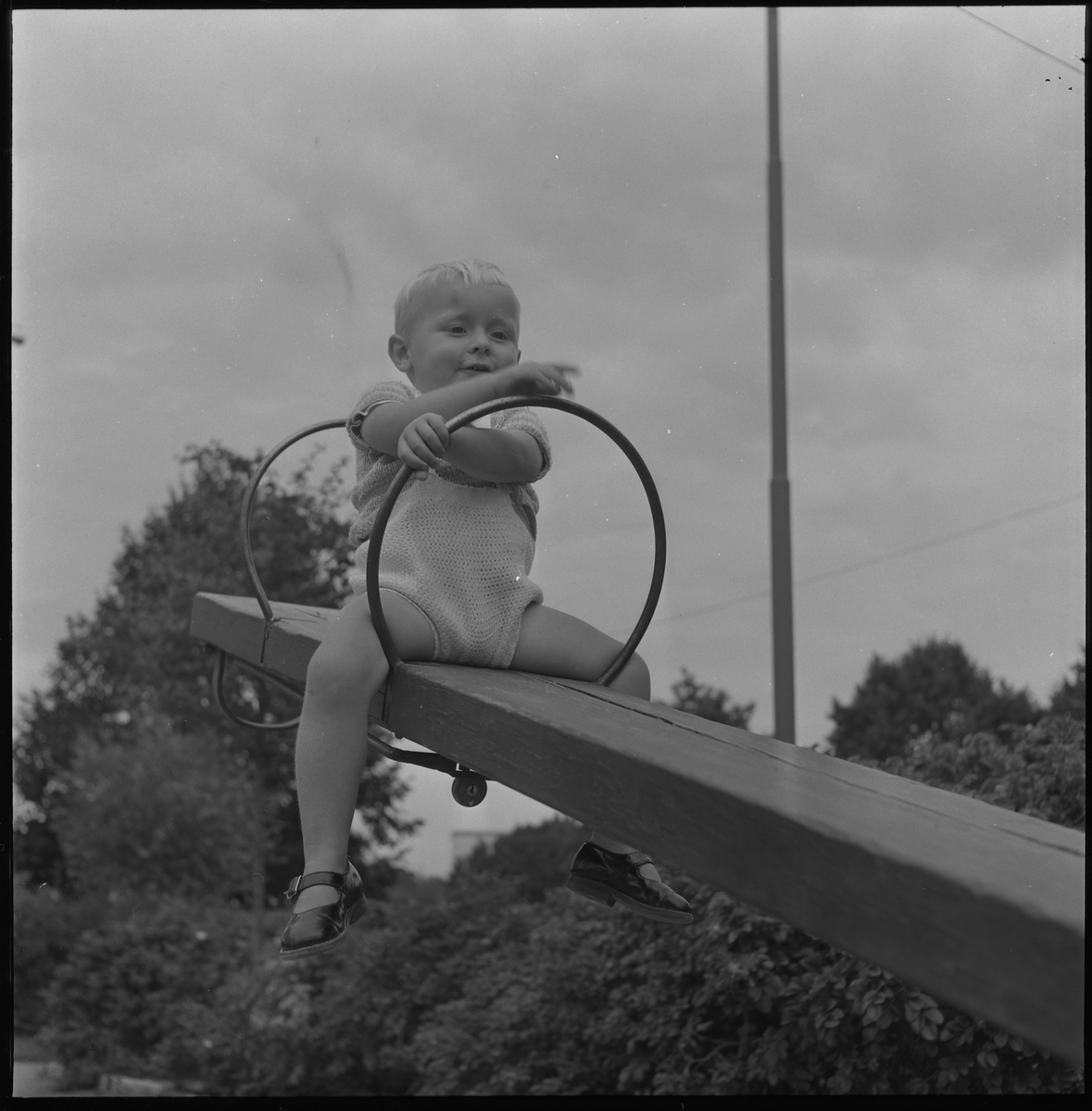 Okänd pojke på lekplats, aug 1950