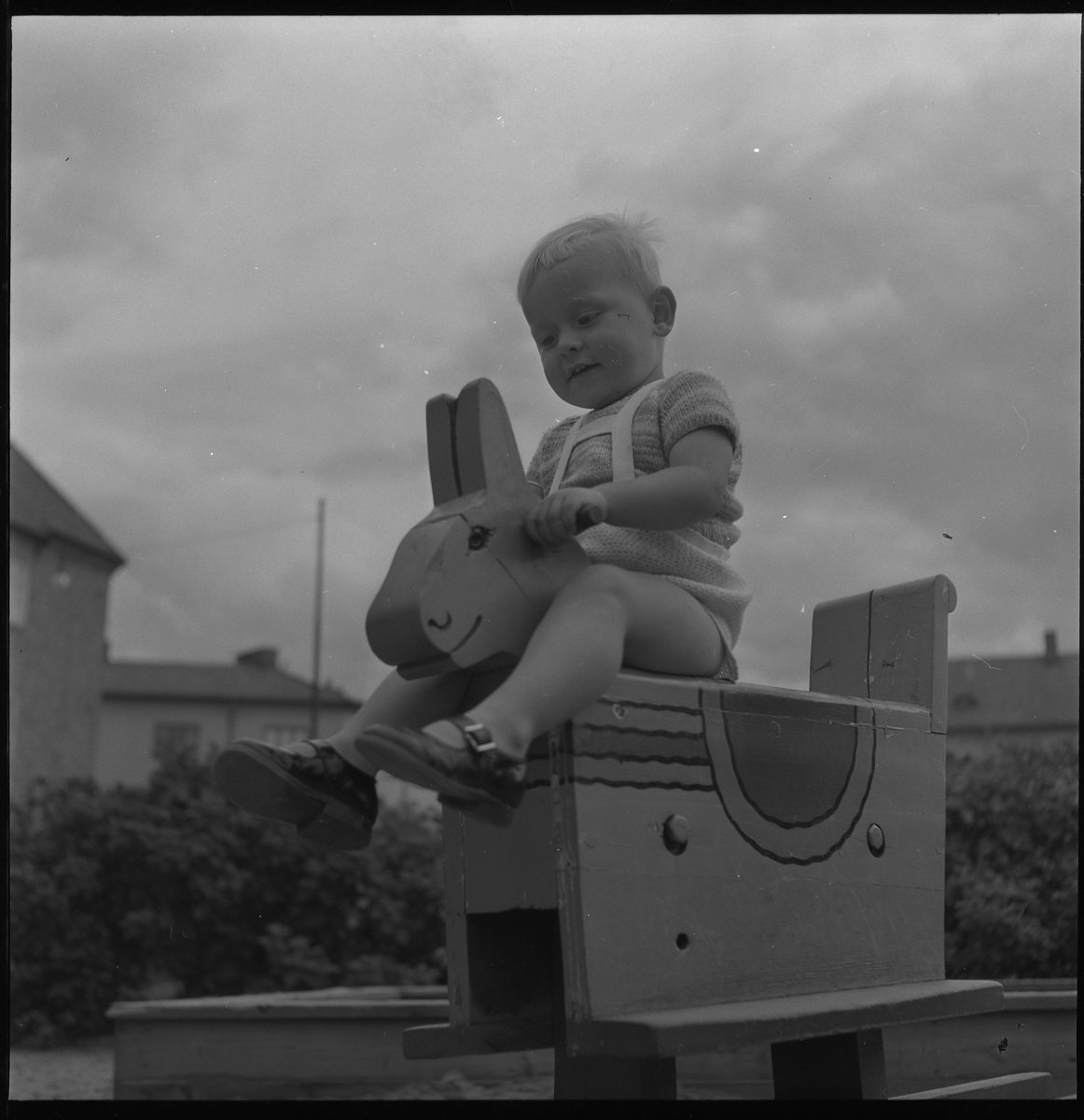 Okänd pojke på lekplats, aug 1950