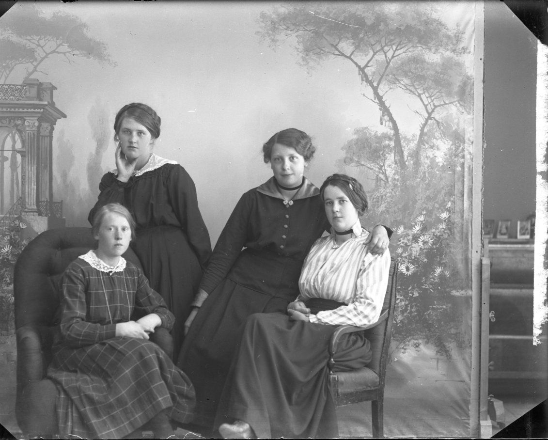 Gruppbild med fyra flickor/kvinnor.