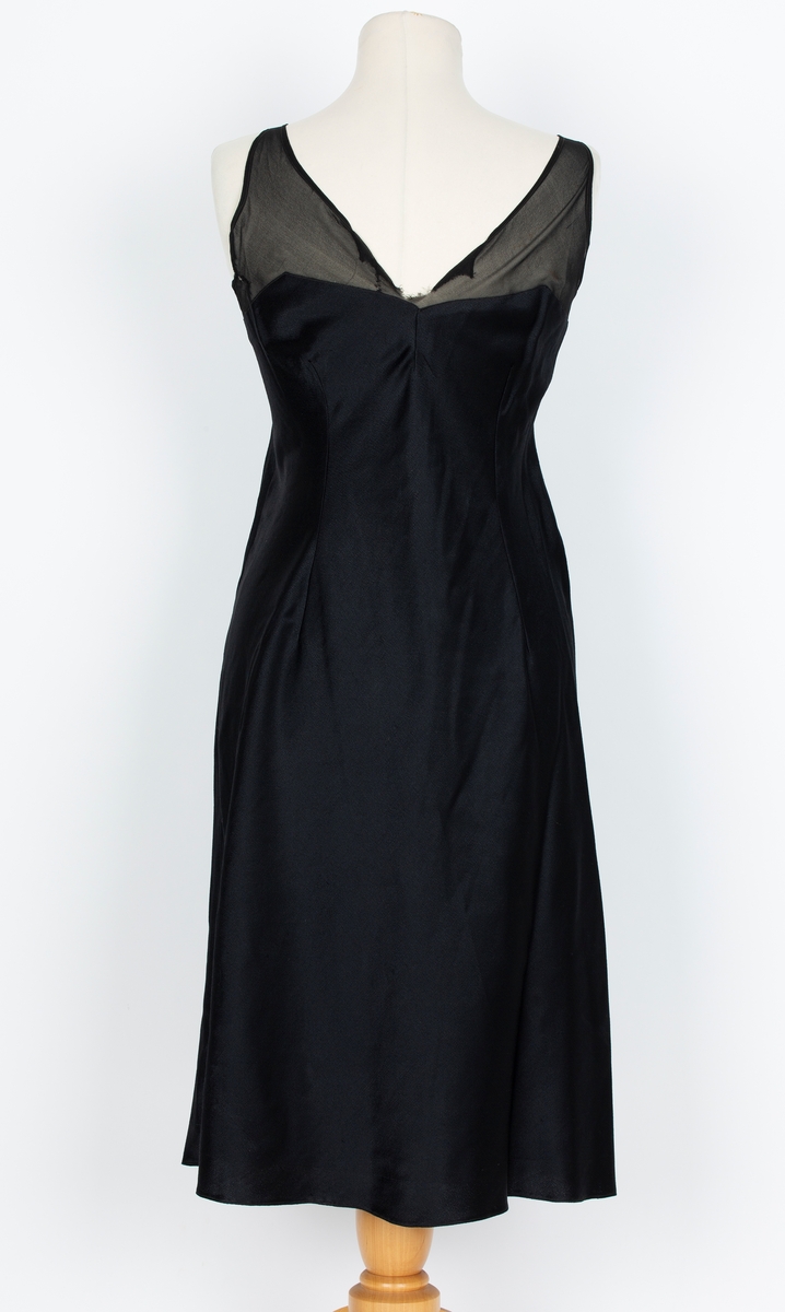 Underkjole. tilhører sort selskapskjole levert til Follo museums utstilling i 1992 "I kjolekø og knipling  - Miniskjørt og Thights" 

Dyp, V-formet hlasringing. Chiffon-stropper med trekantet chiffonstykke på ryggen.