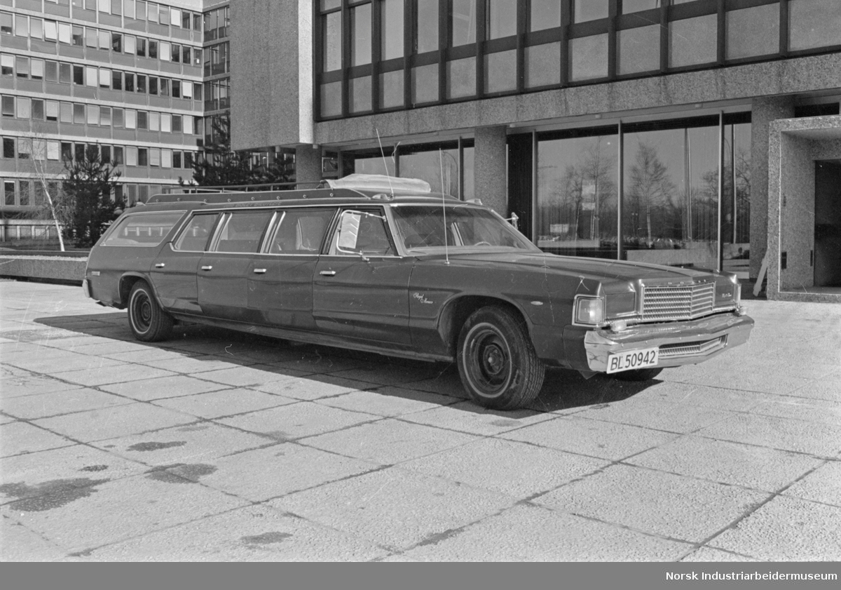 ED - Besøk fra Jugoslavia stående foran bil av typen Dodge Royal Monaco 1977 modell, 8 dørs med 12 seter, fra Bislet Bilutleie.