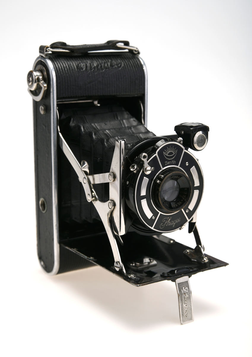 Et kompakt belgkamera for 120mm-film fra Ihagee, med et 105mm f/7.7 fastobjektiv. Foran på kameraet er det en luke som kan åpnes opp for å dra fram belgen som er festet på en skinne på innsiden av luken. Hele baksiden av kameraet kan åpnes for å sette inn film. Det er en liten søker som er festet foran på belgen som kan roteres for å ta bilder i landskapsformat. Kameraet er dekket i svart skinnimitasjon og kommer i en brun skinn/lærveske.