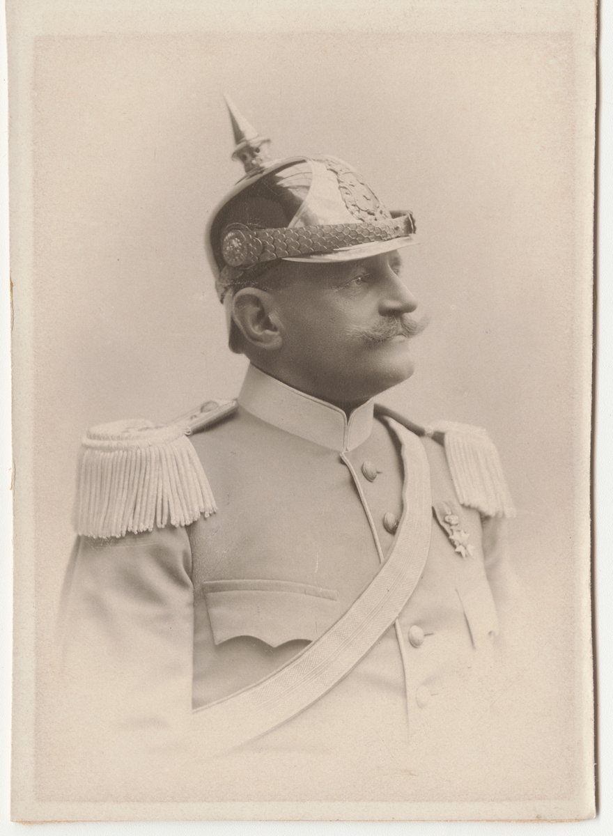 Porträtt av Fredrik Cassel, överste vid Livregementets husarkår K 3.

Se även bild AMA.0009678 med flera.