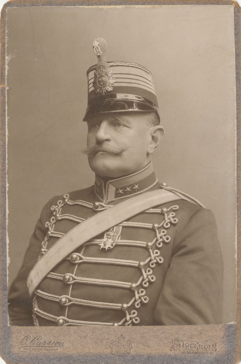 Porträtt av Fredrik Cassel, överste och chef för Smålands husarregemente K 4.

Se även bild AMA.0009678 med flera.