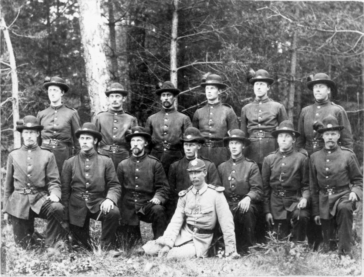 Menn i uniform, "på moen". Trolig rundt 1900.