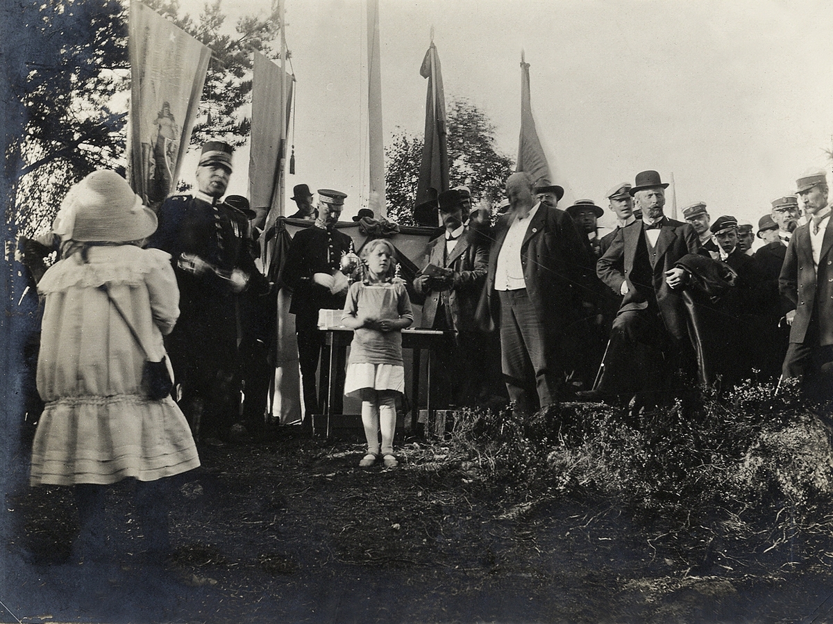 Landshövding Alexis Hammarström (bakom bordet) delar ut priser till skyttar, 1910-tal.