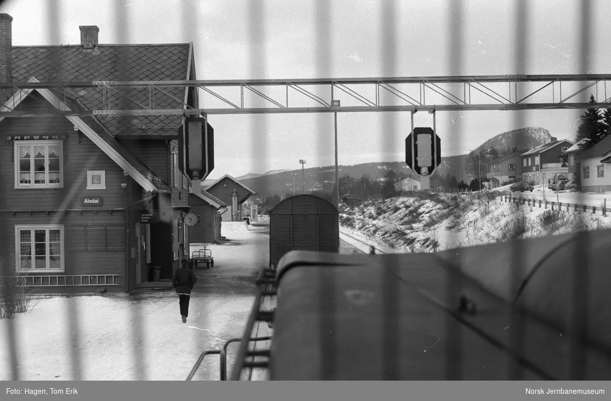 Utsikt fra førerrommet i innleid diesellokomotiv litra T 44 nr. 280 på Alvdal stasjon
