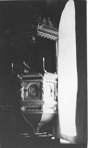 Predikstolen i Onsala kyrka som härstammar från den danska perioden, tillverkad under tidigt 1600-tal. Den skulpterade utsmyckningen visar Kristi lidande och inskriptionerna är på naturligtvis på danska. Predikstolen sitter på kyrkans södra sida.
