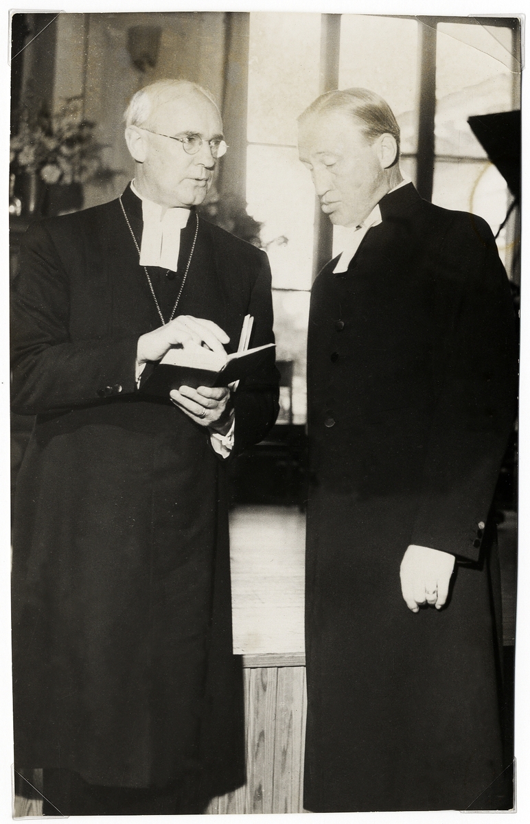 Två biskopar (en blivande), troligen i aulan till Växjö högre allmänna läroverk, ca 1955. 
Fr.v.:  biskop Elis Malmeström (biskop i Växjö stift 1950-1962) och domprost Ivar Hylander (biskop i Luleå stift 1956-1966).