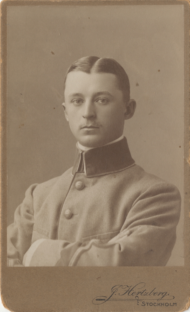 Porträtt av Edgar Fagerquist, officer vid Norrbottens regemente I 19.

Se även bild AMA.0007306.