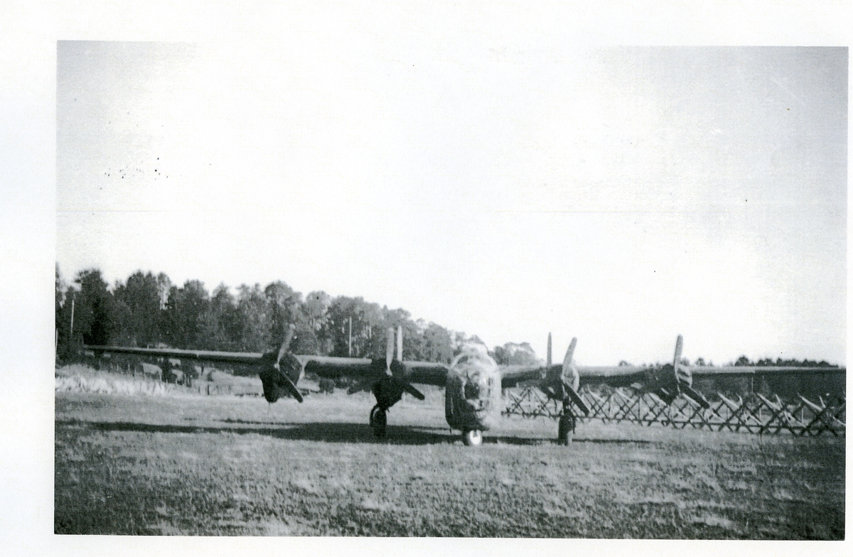 Västerås, Hässlö flygfält, F1.
Flygplan "Liberator". 1945.