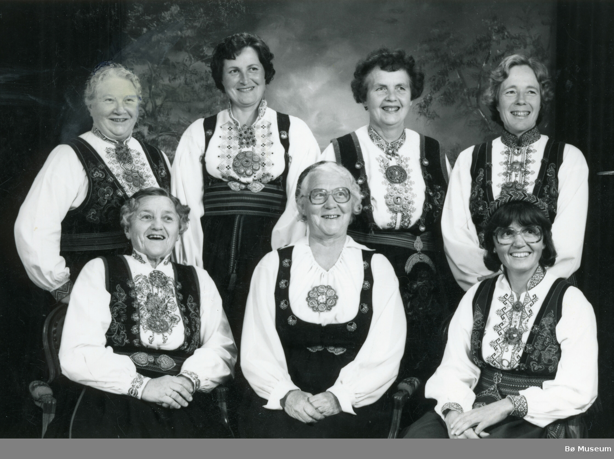 Sju ulike leiarar i Bø Bondekvinnelag (nå Bø Bygdekvinnelag) fotografert ved 50-årsjubileet i 1981