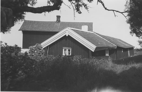 Knaparydsstugan, Onsalas troligen äldsta ryggåsstuga som bedöms vara från 1600-talets senare del. Den är sammanbyggd med en lada och beboddes till 1950-talet, då hembygdsrörelsen 1956 köpte den och flyttade byggnaden med inredning och inventarier till Utholmen 1958. Den fick karaktären av museistuga men uthuslängan kortades något. Efter vandalisering flyttades stugan 1985 än en gång, nu intill vagnsstallarna vid Onsala kyrka.