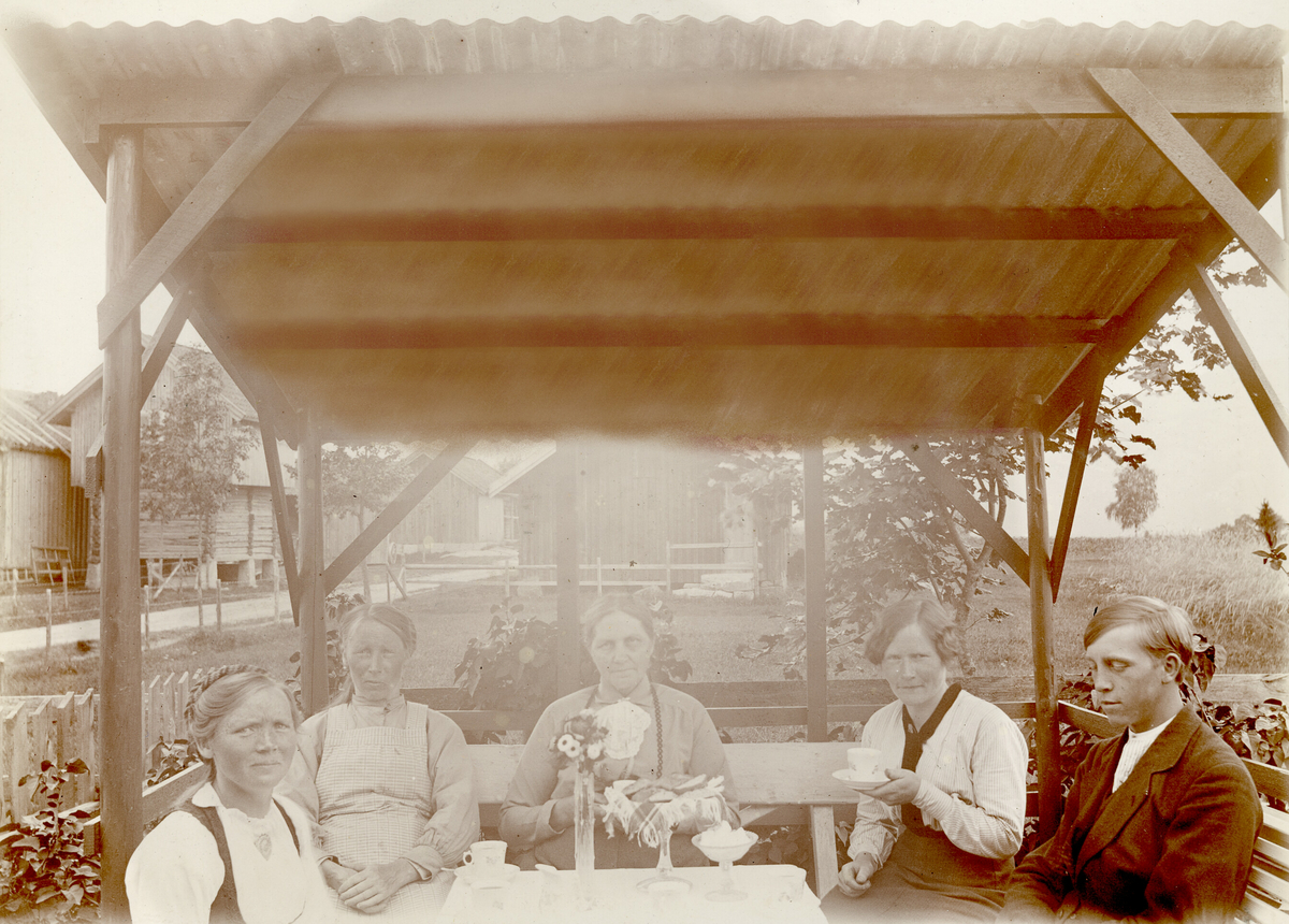 Ettermiddagskaffi i lysthuset på Krossvegen ca. 1912