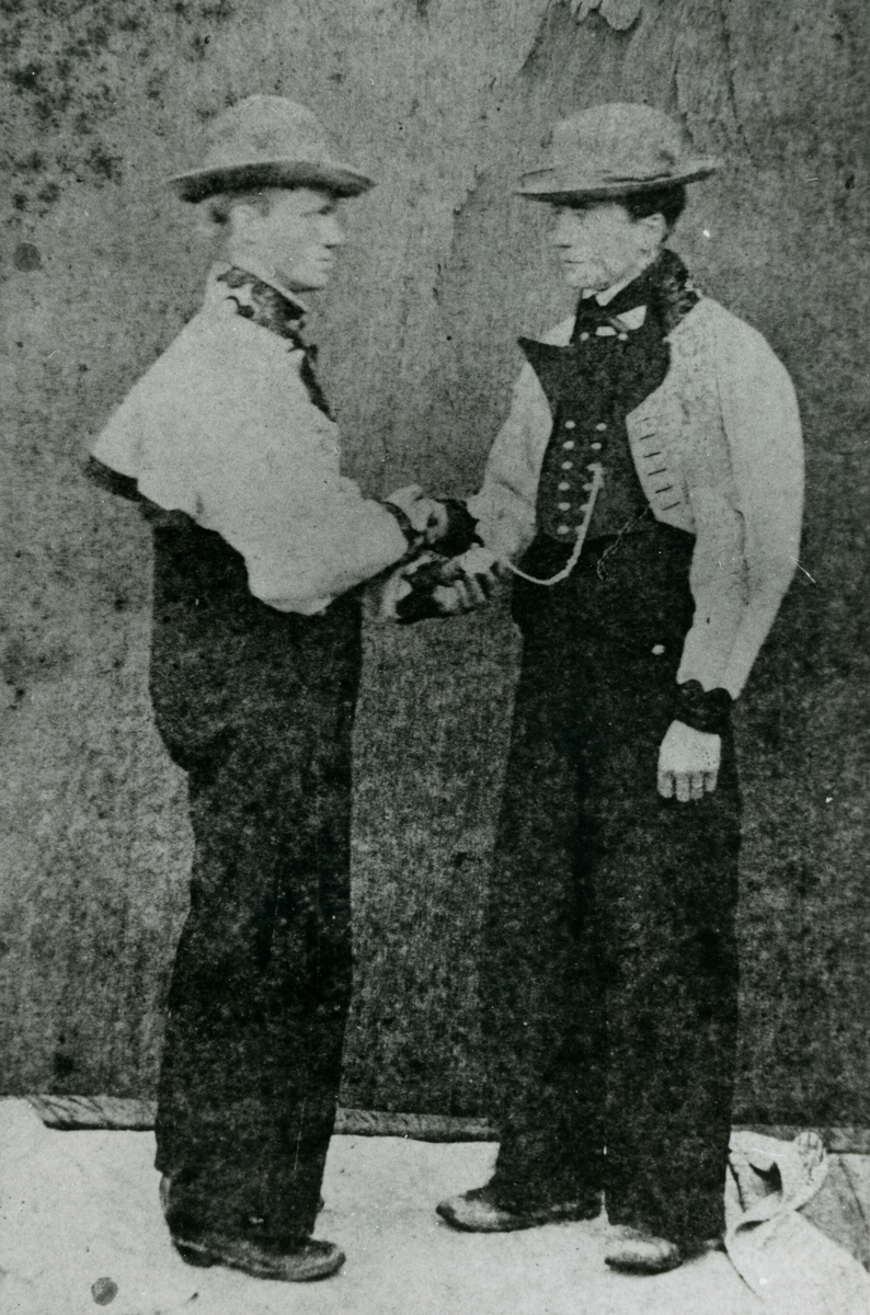 Hans Halvorsson Pålskås, f. 1855 - d. 1928 og Anund Ågetveit t.h., i gråkufte og hatt