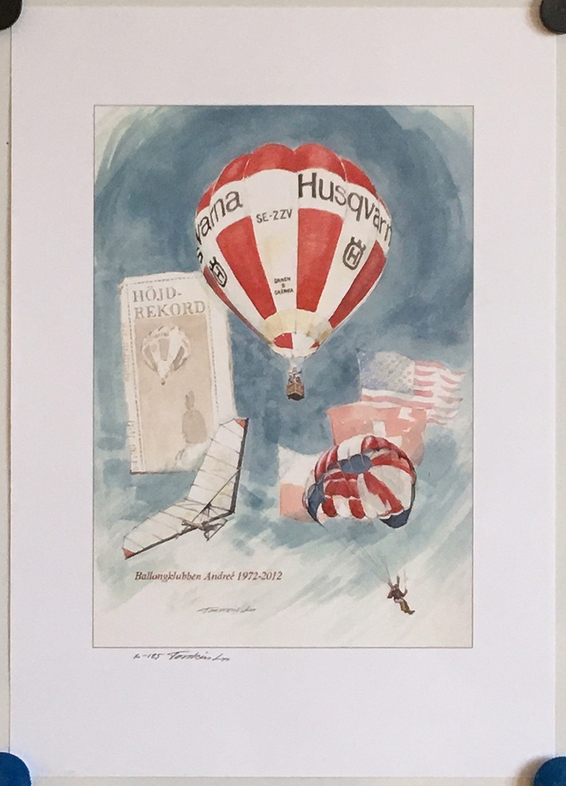 Färgtryck med motiv av luftballong, fallskärmshoppare, flaggor, tidningsklipp samt glidflygare. Text: "Ballongklubben Andrée 1972-2012". Gjort i en upplaga 125.