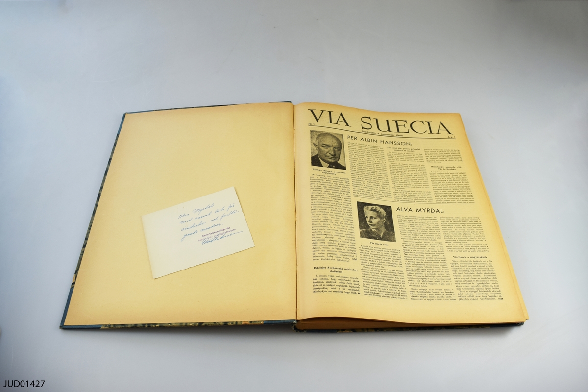 Två inbundna årgångar av tidskriften Via Suecia 1945-1946. Bilagt kort från SDU samt kopior av brev ställda till Alva Myrdal.
Utgiven av Samarbetskommittén för Demokratiskt Uppbyggnadsarbete (SDU) med ansvarig utgivare Alva Myrdal.
