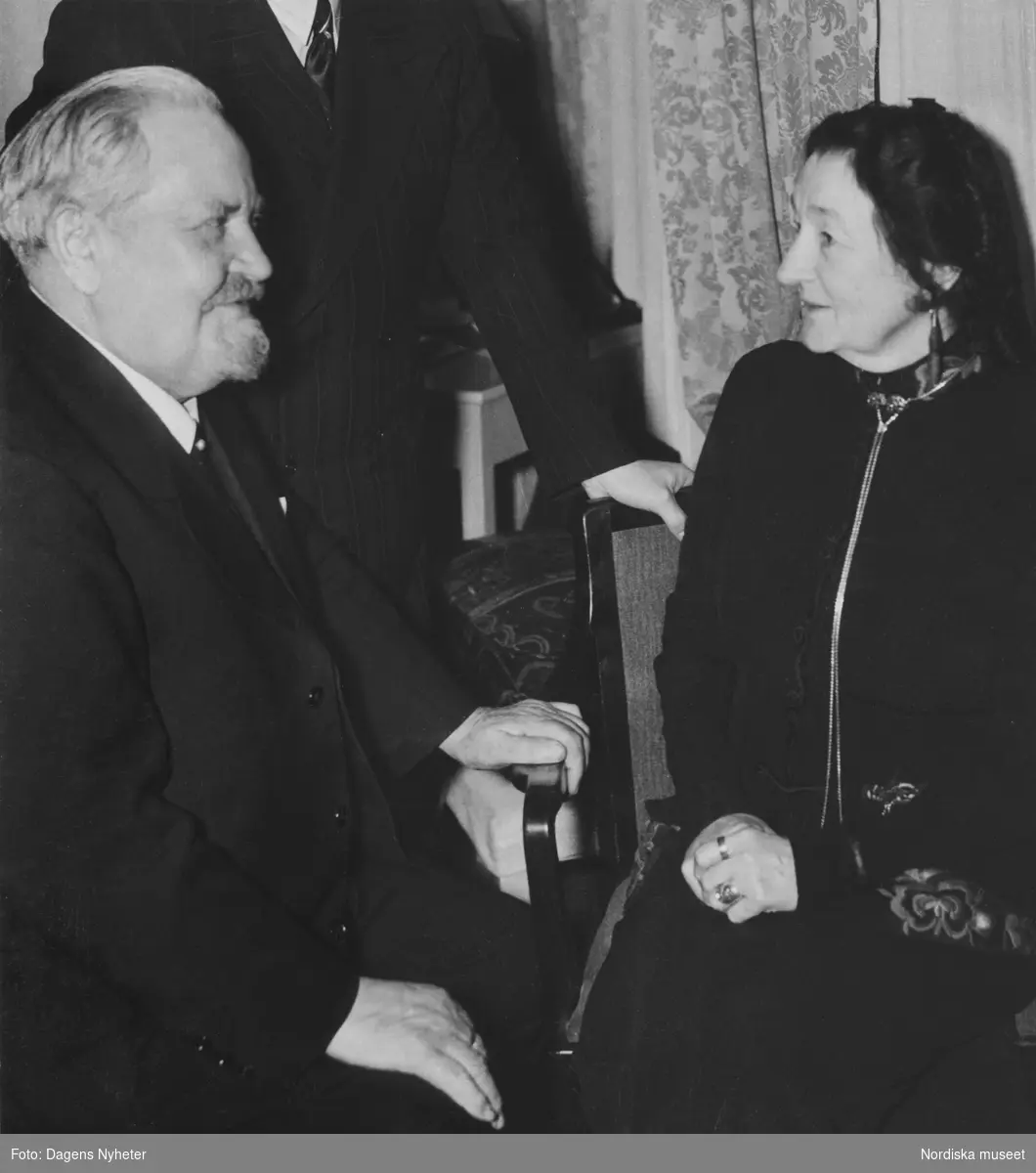 Konstnären Karl Tirén och professorskan Emilie Demant Hatt på Hotel Stockholm i samband med Nordiska museets Lapplandsafton 4 december 1940.