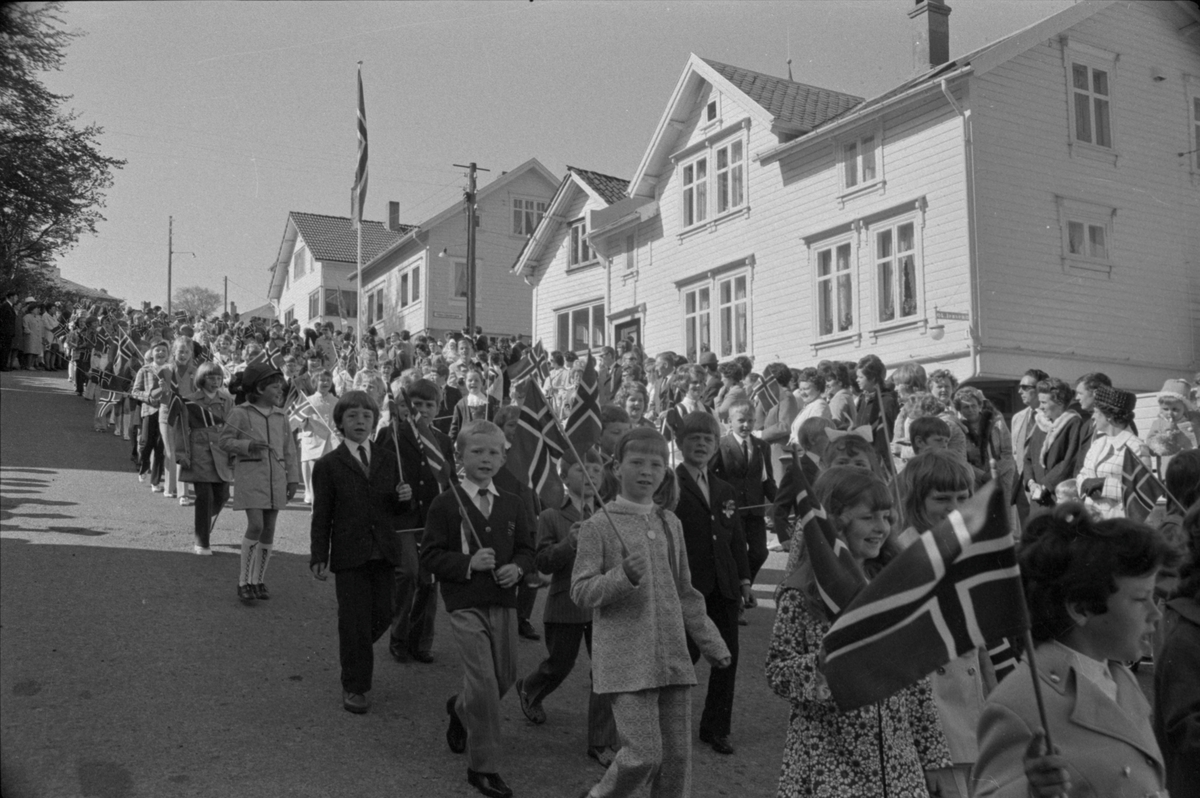 Skadberg skole i Barnetoget i Lerviksbakken, 17. mai 1971.