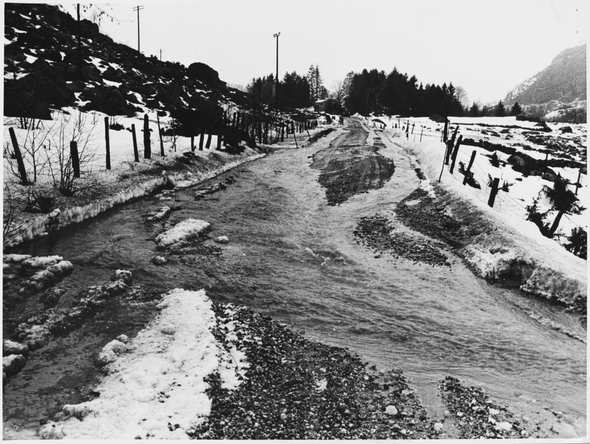 Veien ved Laksheim i teleløsning og flom, våren 1970/1972