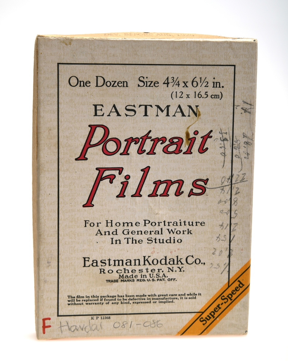 En originalemballasje for filmplater for fotografering fra Eastman Kodak. I esken har det vært 12 plater på 12 x 16,5 cm.
