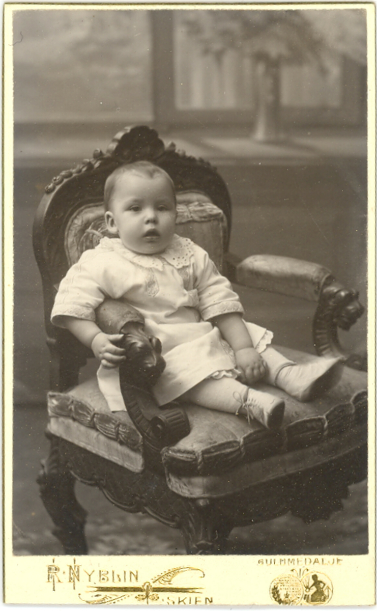 Visittkortfoto av barn i stol