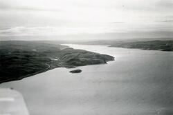 Flyfoto Kjøfjorden - Neiden. Del av vingen til flyet er synl
