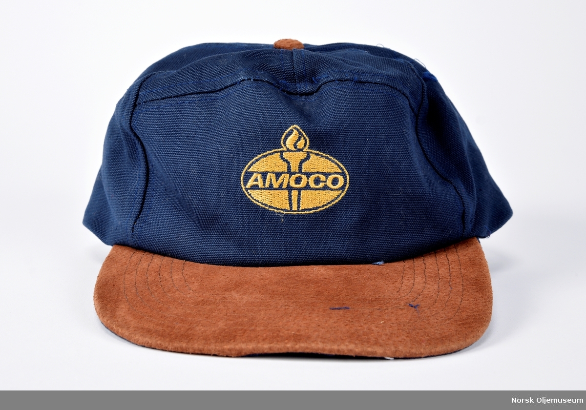 Skyggelue med oljeselskapet Amoco sin logo.