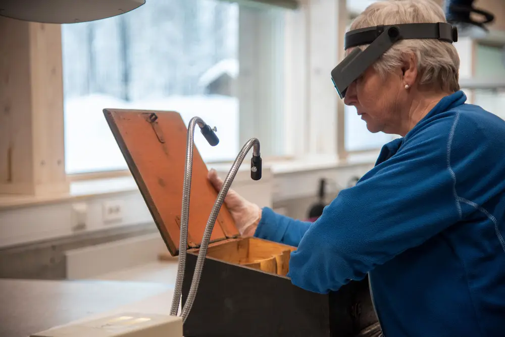 Konservator Vigdis Vingelsgaard konserverer et skrin i Anno bevaringssenter.