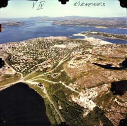 Flyfoto over Kirkenes og utover fjorden. Ytre Lid, Sabelskjæ