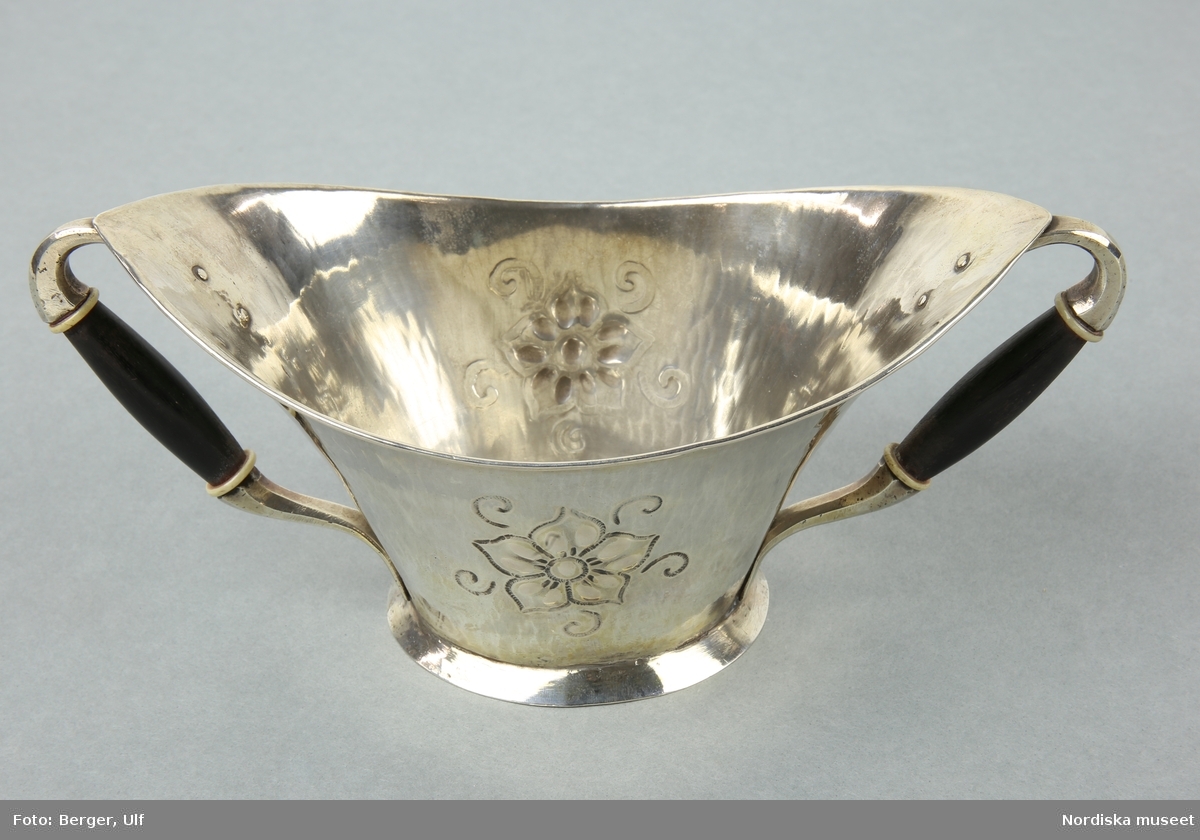 Sockerskål, silver, med två trähandtag, 1910-tal, stämplad LA, troligen formgiven av Lisa Andersson Morell "Koppar-Lisa" (1884-1971), Arvika, Värmland,