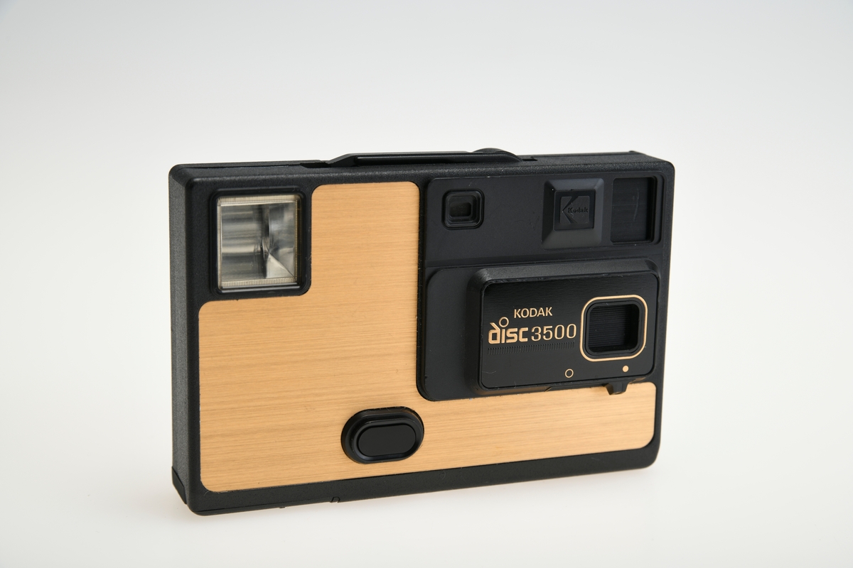 Et enkelt kompaktkamera for disc film fra Kodak, med et fast 12,5mm f/2.8 objektiv. Luke bak kameraet til film, og luke under kameraet til batteri. Kameraet har et deksel foran linsen og søkeren som også slår på kameraet. Spake til å dra fram filmen på toppen av kameraet, og utløserknapp på framsiden. Automatisk blits.