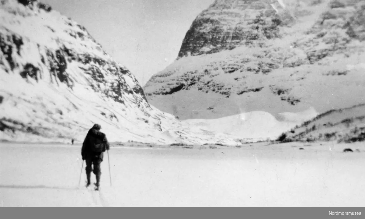 Vinterbilde av en person på ski. Giver er Ida M. Knudtzon. Fra Nordmøre museums fotosamlinger.
