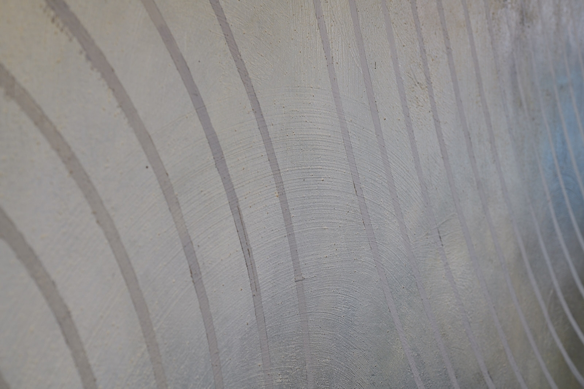 "Vertigo 2000" er en serie malte flater knyttet sammen av et sirkelornament som binder eller bryter med neste flate. Sirklene danner en transparent ornamentikk som "svever" over et romlig organisk billedrom.