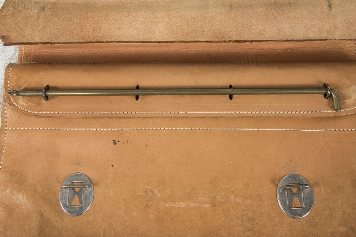 Postväska, i läder, märkt "Orderkontor".